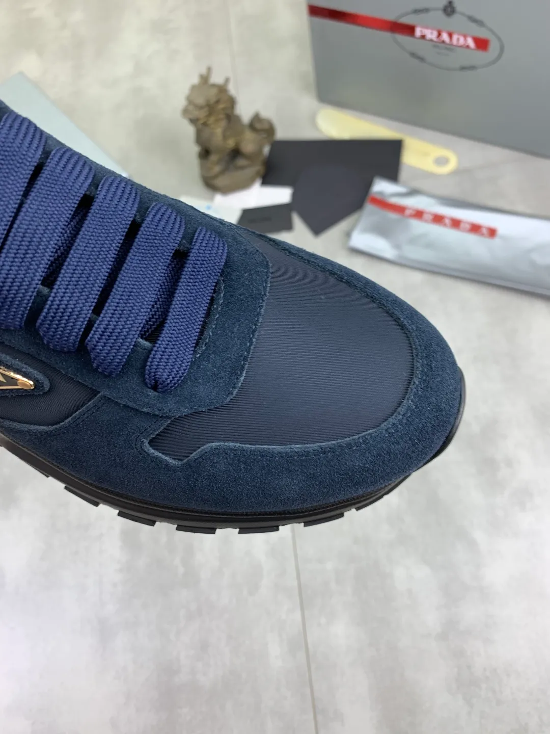 Men's shoes 💰P520 new (higher version) new PRADA (Prada) classic models are on the market at the same time, new men's shoes, 😘fabrics are selected from original imported calfskin. First layer of imported cowhide lining. The original version is awesome! 👍🏿Original open-molded non-slip PU outsole, with exquisite lines, simple and elegant, super comfortable and classy on foot, suitable for leisure travel. Code number: 38-45 (46 customized) 2️⃣ colors available